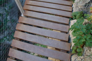 Die Holzplanken des Weges durch die man oft 100 Meter in den Abgrund sehen kann.