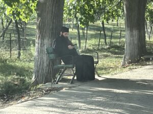 Reiseblog - ortodoxer Priester beim Daddeln