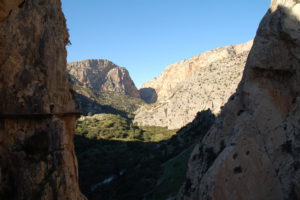 Der Weg führt aus der Schlucht hinaus und man blickt auf die untere Talsperre.