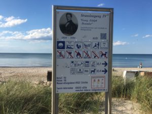 Schild mir Anweisungen zur Strandbenutzung