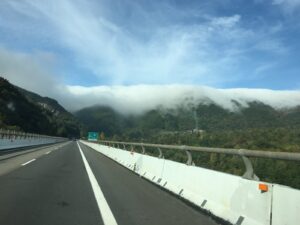 Wolken am Bergkamm