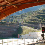 Vom Bahnhof aus fotografierte Zahnradbahn, die gerade den Berg herunterkommt.