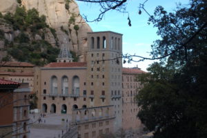 Die vordere Ansicht der Basilika Montserrat