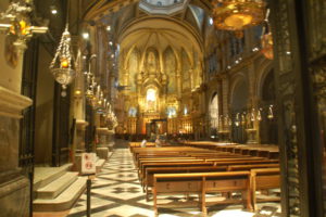 Man sieht die Basilika innen. Vorn über dem Altar (schlecht zu erkennen) sieht man ein helles Licht. Dort steht die "schwarze Madonna".