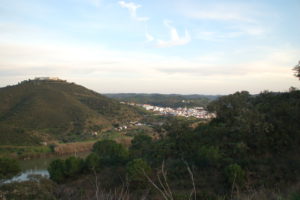 Am linken Bildrand sieht man auf dem Berg das Kastell von Sanlucar. 