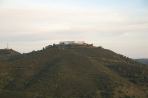 Die Festung von Sanlucar auf der Bergspitze über dem Ort