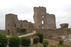 Man sieht die Burgruine des Chateaus Saissac, leider im Spätherbst geschlossen.