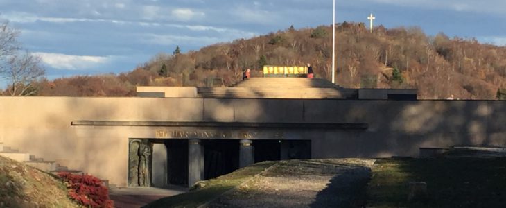 Das Foto zeigt den Eingang zum Nationaldenkmal HWK. Das ebene Dach ist begehbar, eine quadratische Plattform von ca. 20 x 20 Meter. In der Mitte der Plattform ist ein Altar aufgebaut.