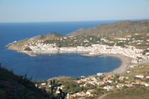 Blick vom Berg in die malerische Bucht von El Port de la Selva