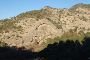 beim Abstieg zum Eingang des Caminito del Rey kommt man an dieser ausgewaschenen Felswand vorbei