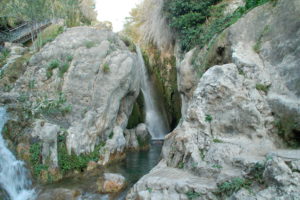 Ein Wasserfall stürzt etwa 15 Meter zwischen Felsen hinab.