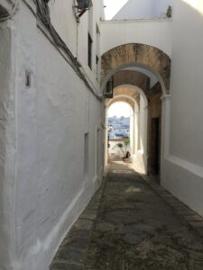 Blick durch einen maurischen Bogen auf die Stadt Vejer