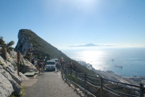 2 Sammeltaxen auf einer der engen Straßen auf dem Grat des Felsens, mit Blick nach Süden auf das Meer bis zum Atlasgebirge