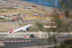 Ein Flugzeug beim Start vom Flughafen Gibraltar