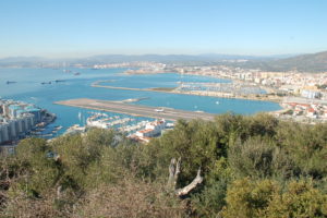 Blick auf die Landebahn Gibraltars. Im Hintergrund die spanische Stadt La Linia De La Conception