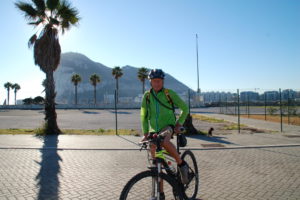 Otto vor dem Felsen von Gibraltar auf dem Fahrrad