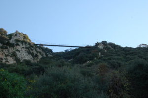 Eine Hängebrücke für Fußgänhger auf einem Wanderweg auf dem Felsen.