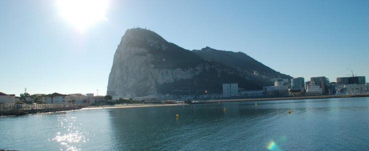 Der Felsen von Gibraltar von der spanischen Seite fotografiert.