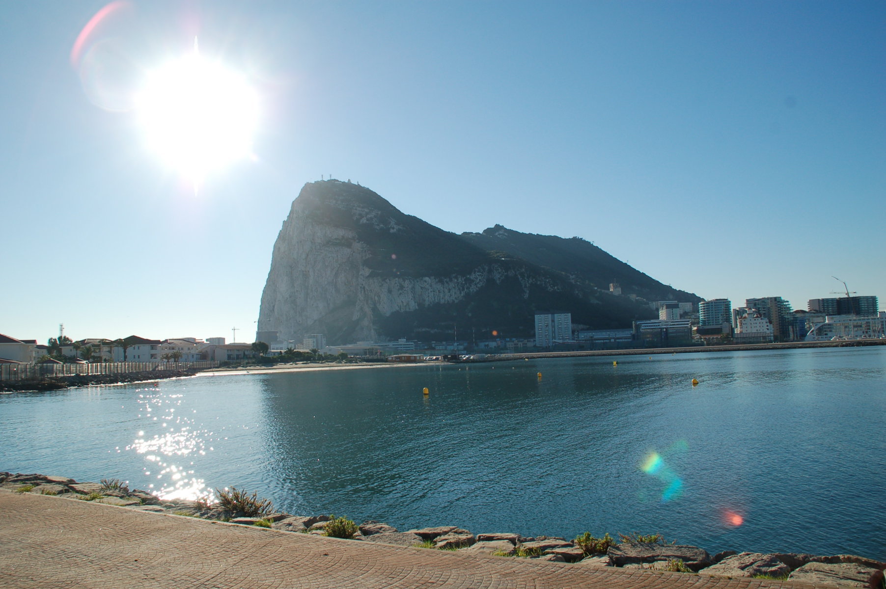 Der Felsen von Gibraltar von der spanischen Seite fotografiert.