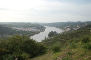 man sieht die beiden Dörfer Sanlucar und Alcoutim getrennt durch den Fluss Guadiana