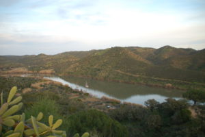 in hügeliger Landschaft schlängelt sich der Guadiana bis zum Atlantik hinab