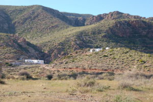 Immer wieder sieht man in der schönen mediterranen Naturlandschaft vereinzelt weiß getünchte Bungalows, die sich gut in die Landschaft einpassen. 