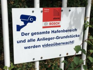 Hinweisschild der Videoüberwachung im Hafen