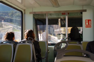 Im Waggon der Zahnradbahn auf der Fahrt nach oben