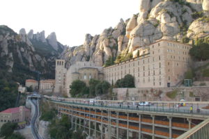 Man sieht die Rückseite der Basilika Montserrat