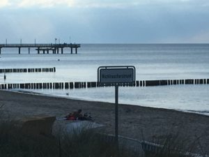 Nichtraucherstrand Heiligendamm, ein Schild am Strand weist darauf hin