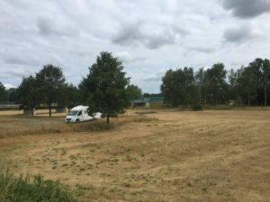 Stellplatz Podrosche mit der Brücke über die Neiße im Hintergrund