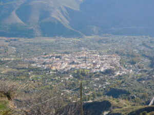 Die andalusische Kleinstadt Orgiva im Tal