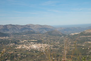 Man sieht die Stadt Parcent im Tal von Pop von weit oben.