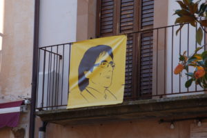 Carles Puigdemont auf einem Plakat mit gelbem Hintergrund