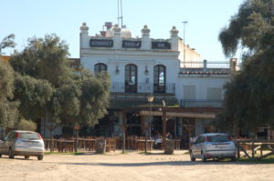 ein Restaurant in El Rocio im gleichen Stil, wie die anderen Häuser