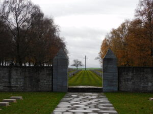 Eingang zum Soldatenfriedhof Bourbon