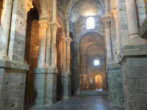 Das innere des Kirchenschiffes mit 2 Seitenschiffen. Unter dem Altar befand sich die Grube mit den Reliquien