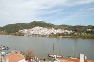 Das gegenüberliegende spanische Dorf Sanlucar mit seiner darüber liegenden Festung