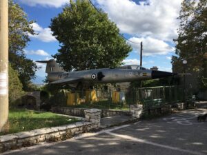 ausgemusterter Starfighter im kleinen griechischen Bergdorf