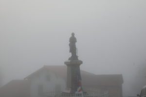 Reiseblog: Statue im Nebel