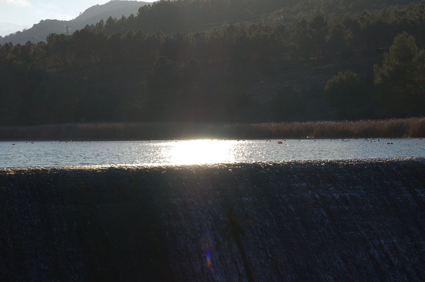 ein kleiner Stausee am Rande der Stadt Alhama