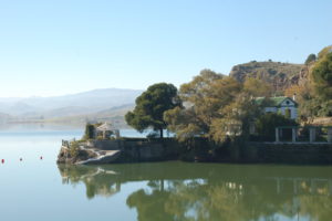 Auf einer Landzunge steht am Wasserrand das malerische Haus des Grafen von Guadalhorce