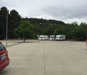 Drei Wohnmobile stehen nebeneinander auf dem ruhigen und schönen Stellplatz der spanischen Gemeinde La Alberca in der Provinz Kastillien und Leòn. Links im Bild ist sehr schwach die Wasserversorgungsstation für Reisemobile erkennbar.