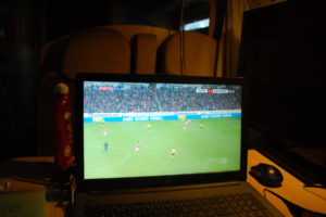 Spiel Mainz - Dortmund gestreamt auf dem Notebook