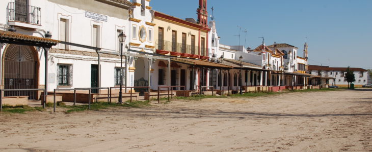 Zwei Gebäude wie aus einem Western der in Mexico spielt