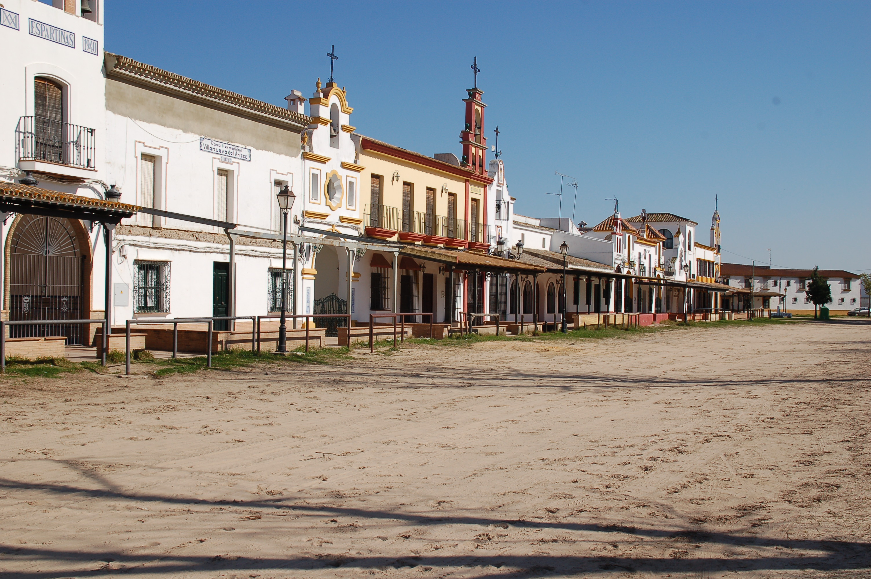 Zwei Gebäude wie aus einem Western der in Mexico spielt