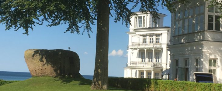 Blick vorbei am Grand Hotel Heiligendamm auf die Ostsee