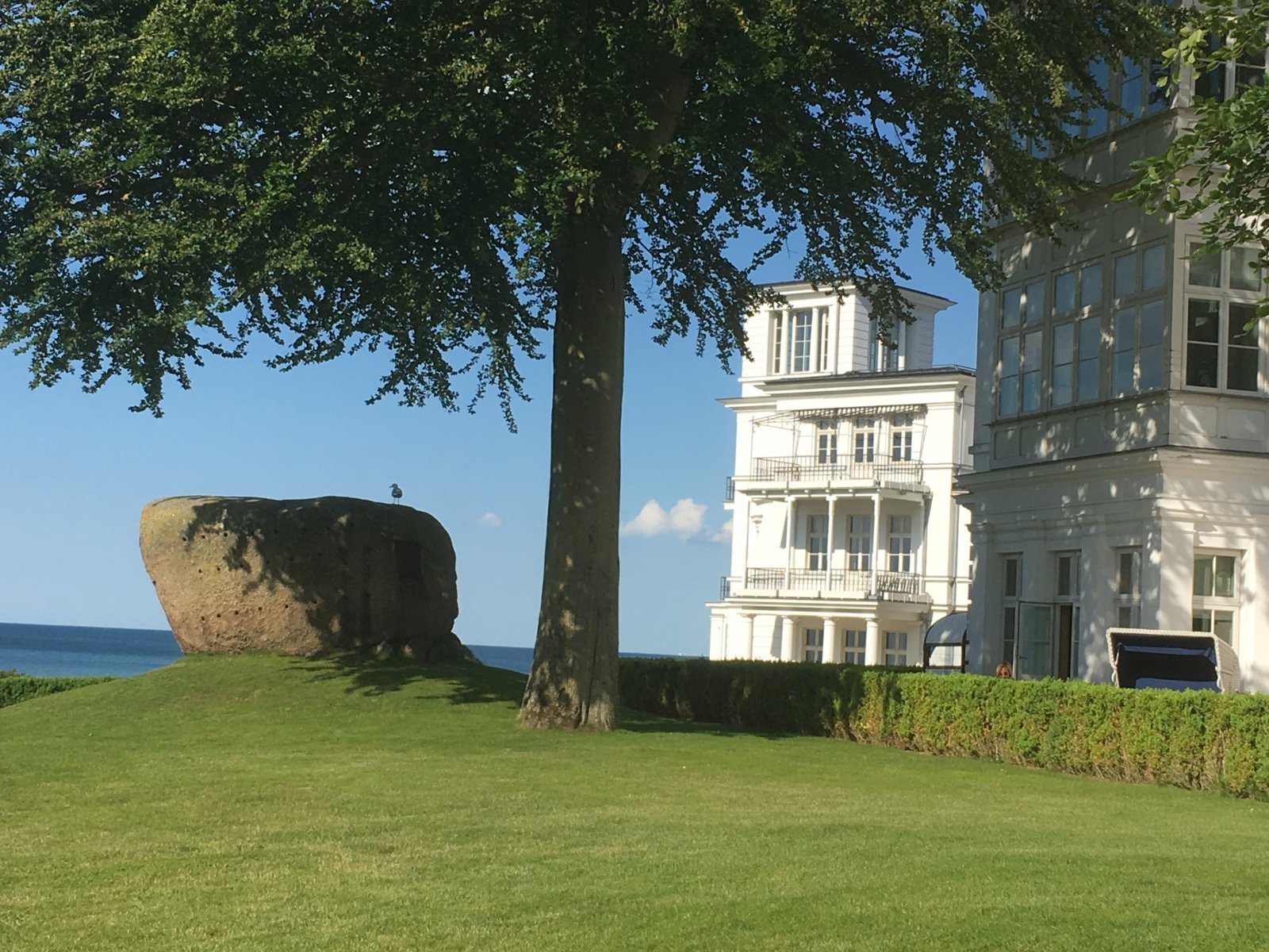 Blick vorbei am Grand Hotel Heiligendamm auf die Ostsee