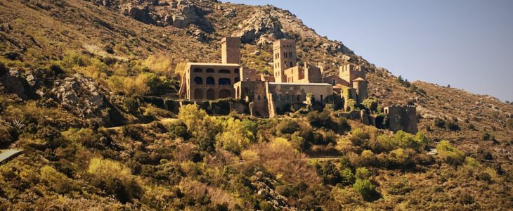 Das ehemalige Benediktinerkloster Sant Pere de Rodes knapp unter dem Gipfel des 500 Meter Berges in der Serra de Rodes