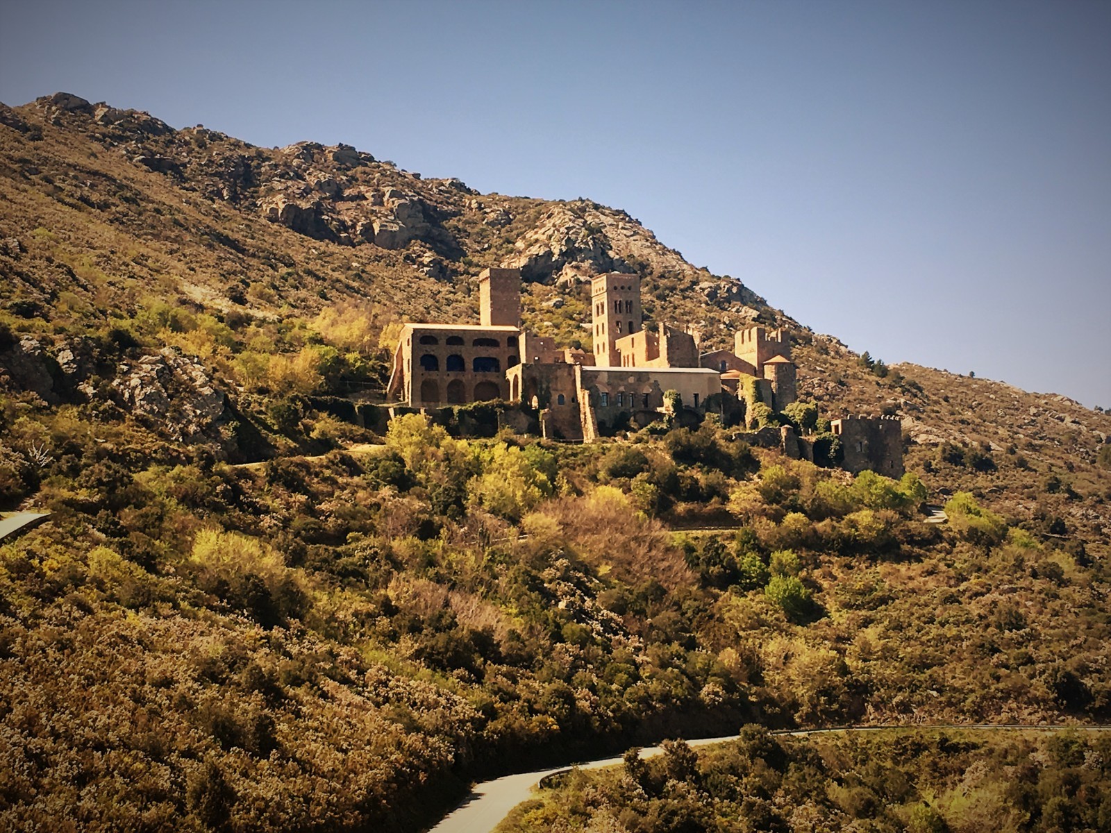 Das ehemalige Benediktinerkloster Sant Pere de Rodes knapp unter dem Gipfel des 500 Meter Berges in der Serra de Rodes